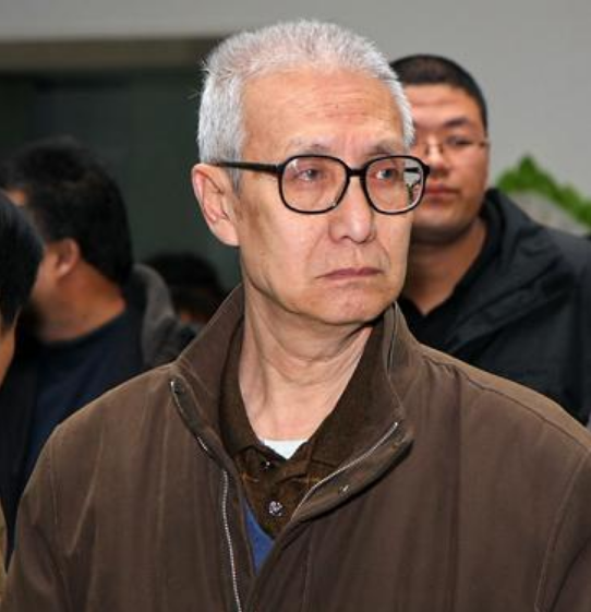 莫岐，从舞台到荧屏的自信成就之旅